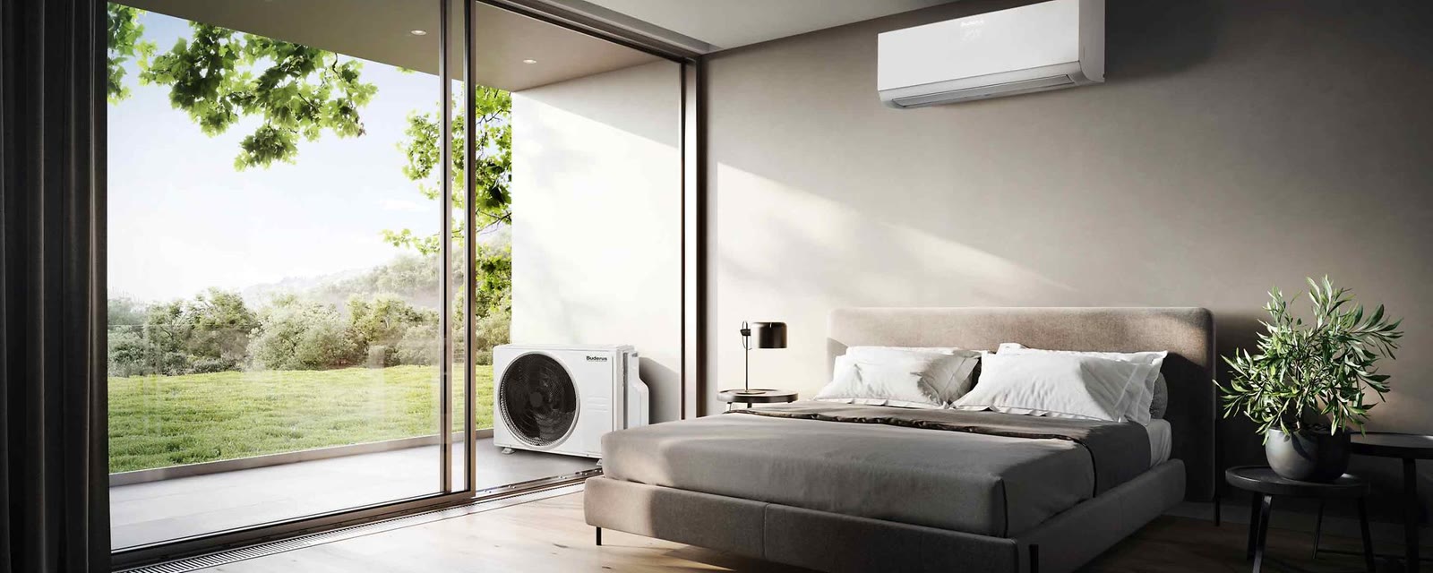 Klimagerät an der Wand eines hellen Wohnraums