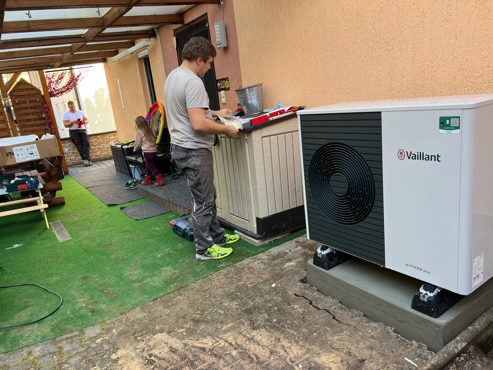 Vaillant-Wärmepumpe Außeneinheit an Einfamilienhaus