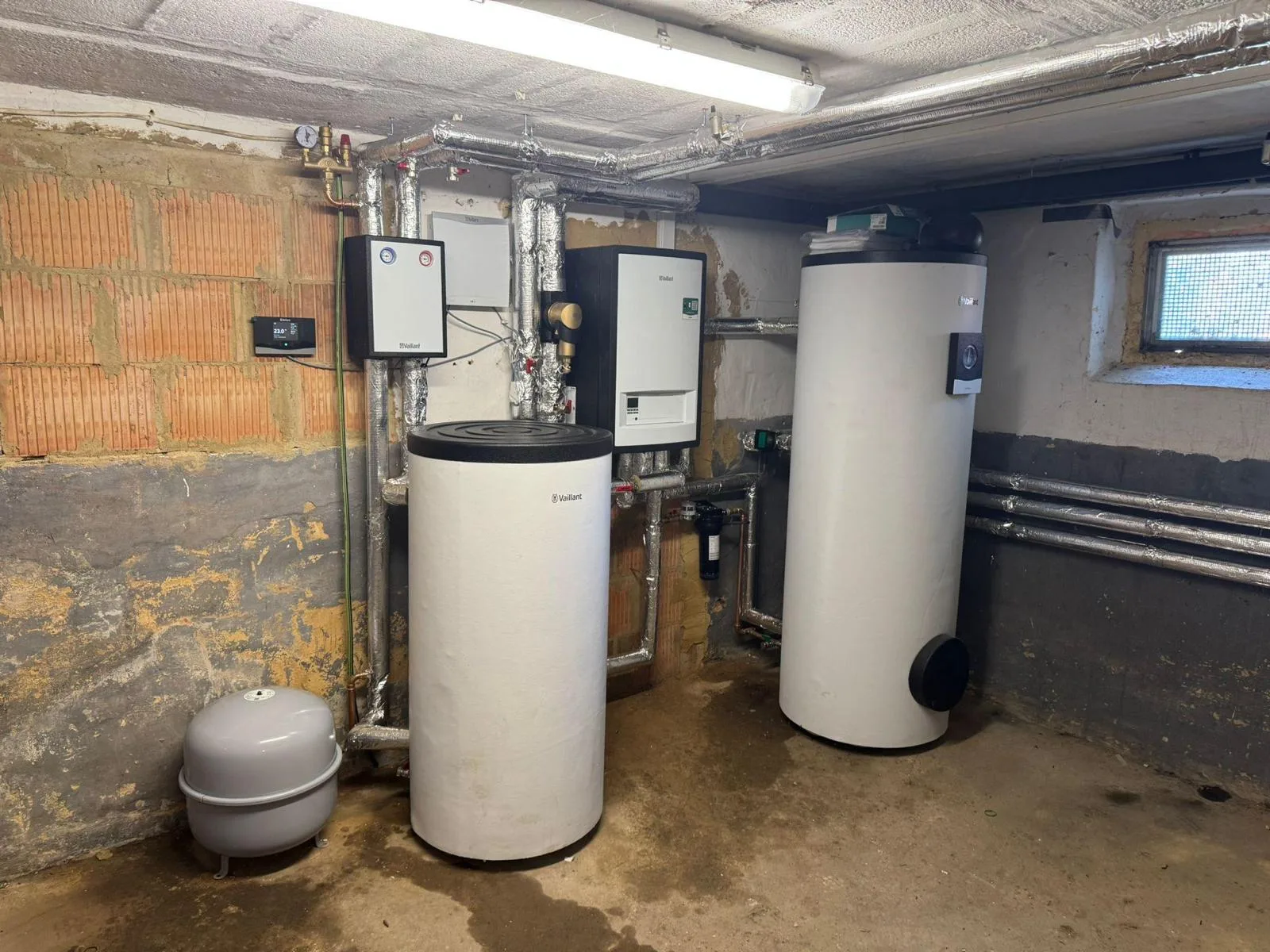 Vaillant-Technikraum mit Innengerät und zwei Speichern