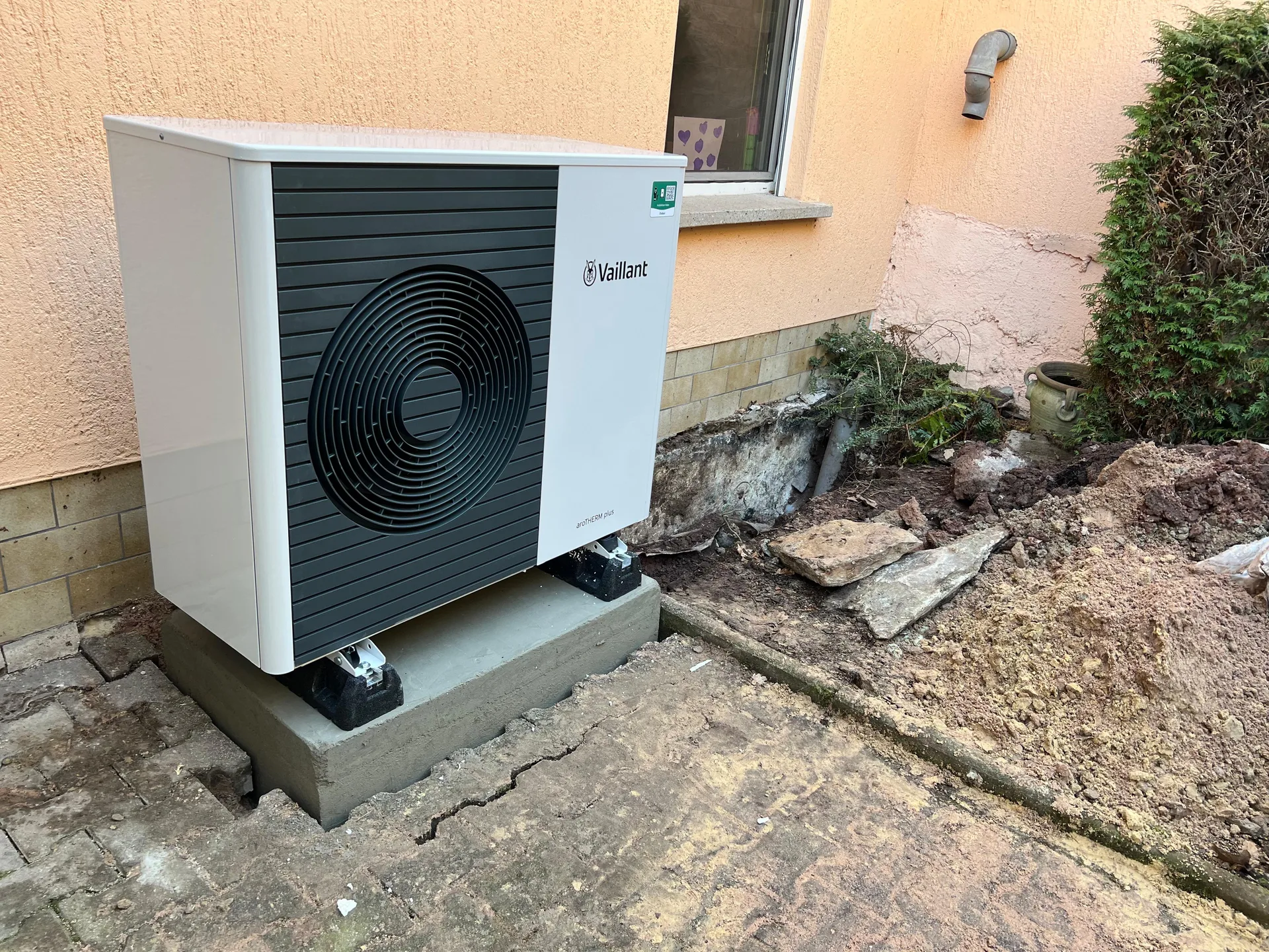 Vaillant-Wärmepumpe Außeneinheit frontal