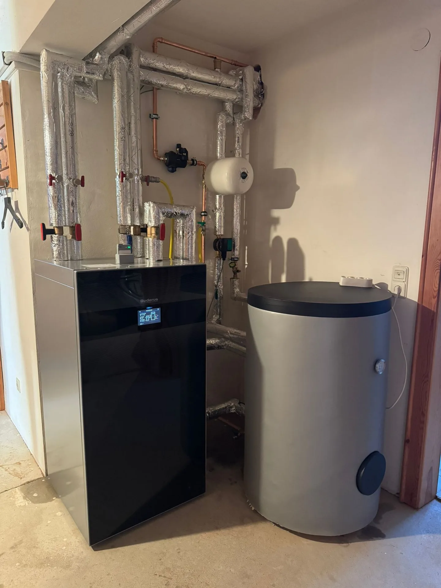 Buderus-Wärmepumpe Innengerät mit Speicher im Heizraum – Thiessen Energy
