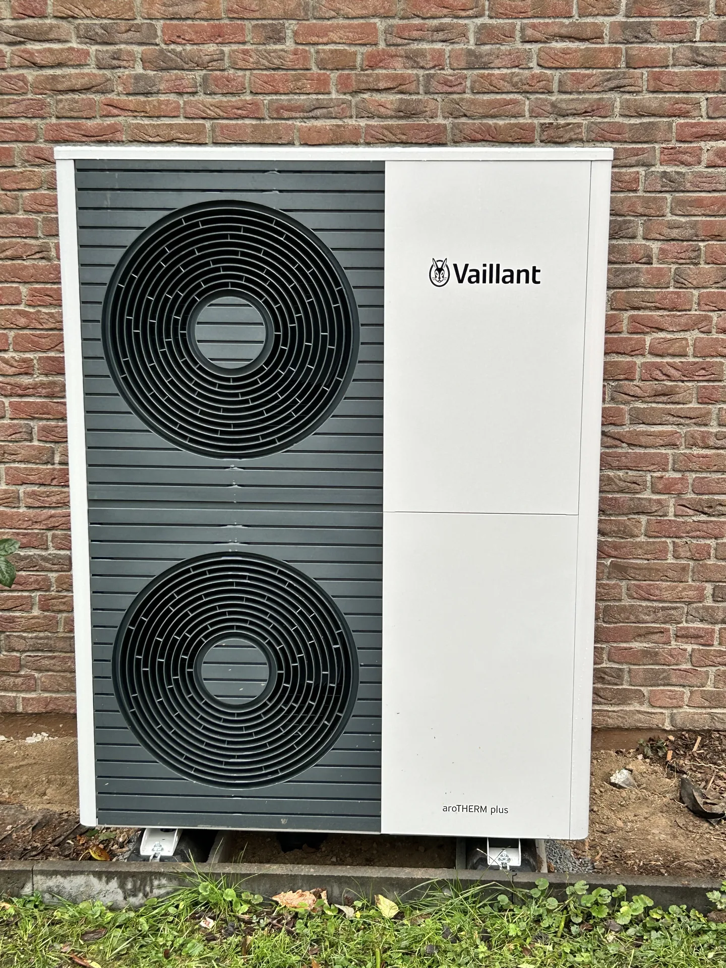 Vaillant-Wärmepumpe Außeneinheit – Thiessen Energy