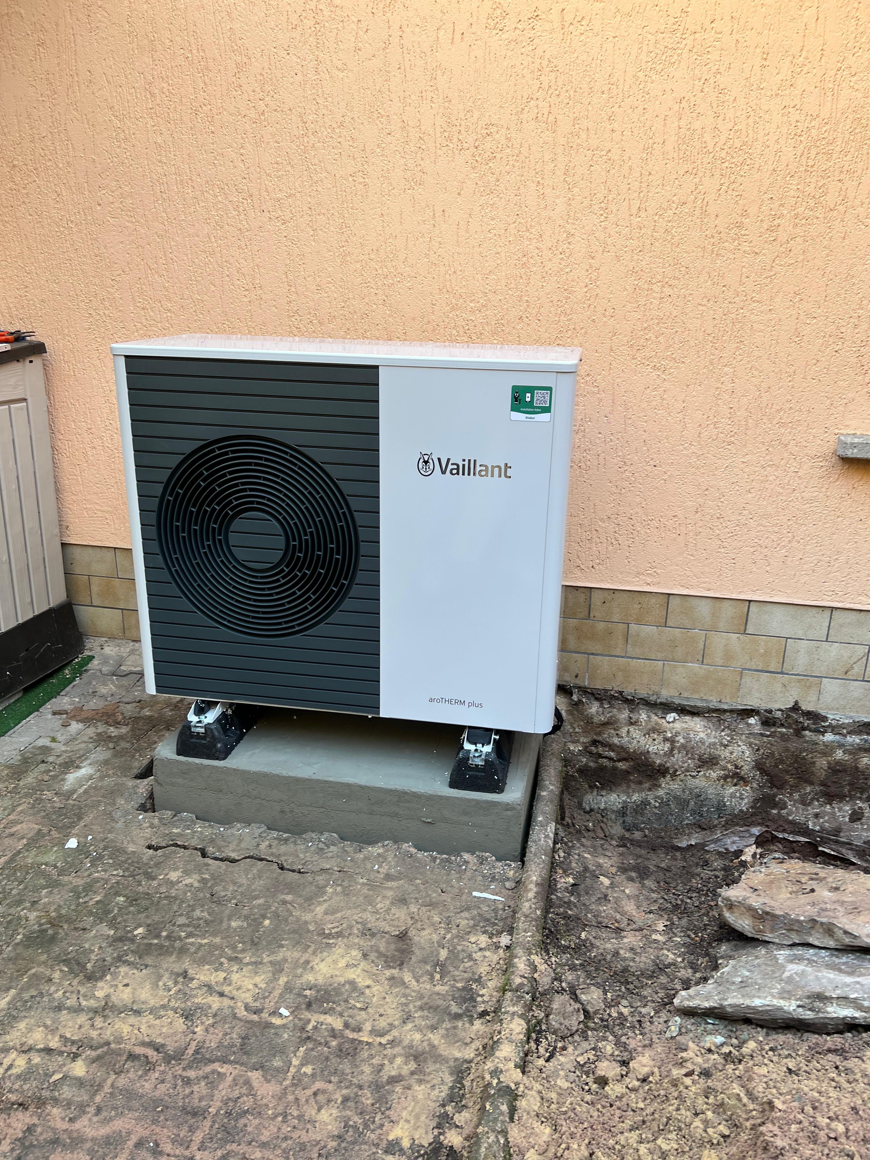 Vaillant-Wärmepumpe Außeneinheit an Einfamilienhaus