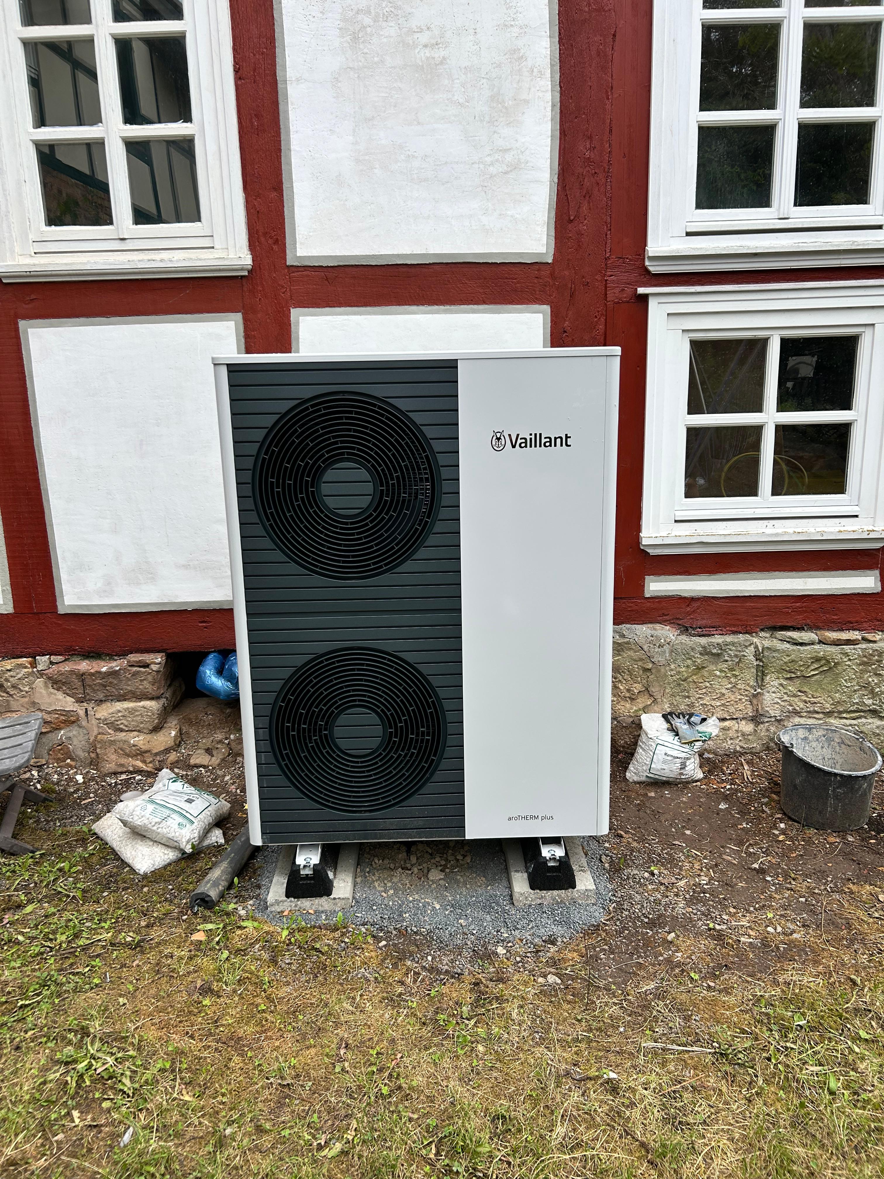 Vaillant-Wärmepumpe an weißer Hausfassade