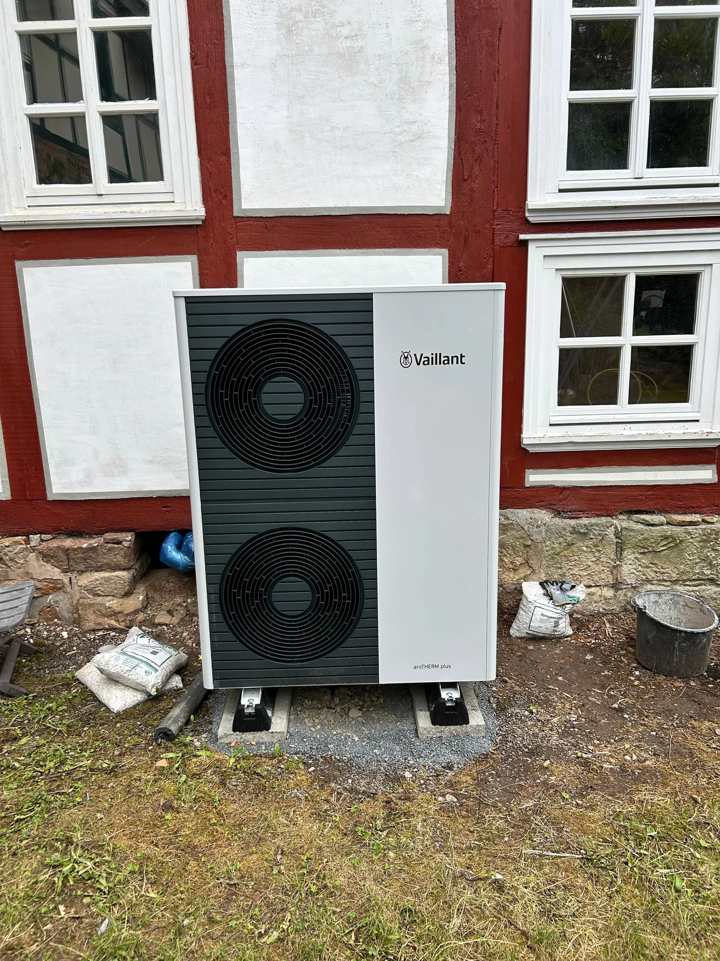 Vaillant-Wärmepumpe an weißer Hausfassade