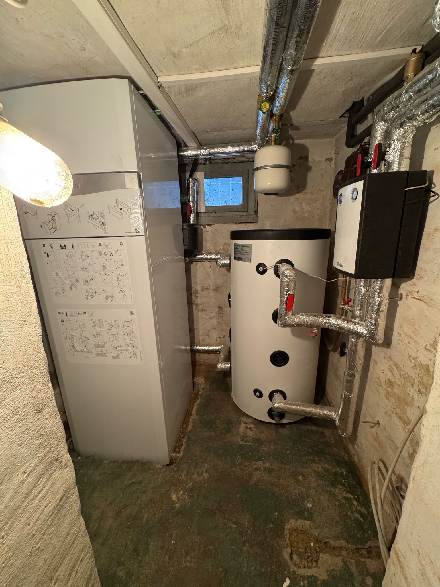 Vaillant-Innenmodul mit Pufferspeicher im Technikraum