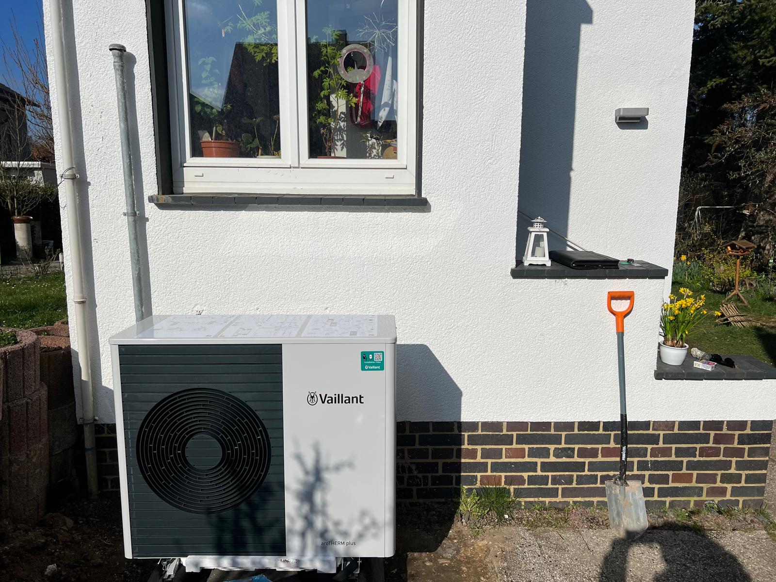 Vaillant-Wärmepumpe Außeneinheit vor historischem Fachwerkhaus