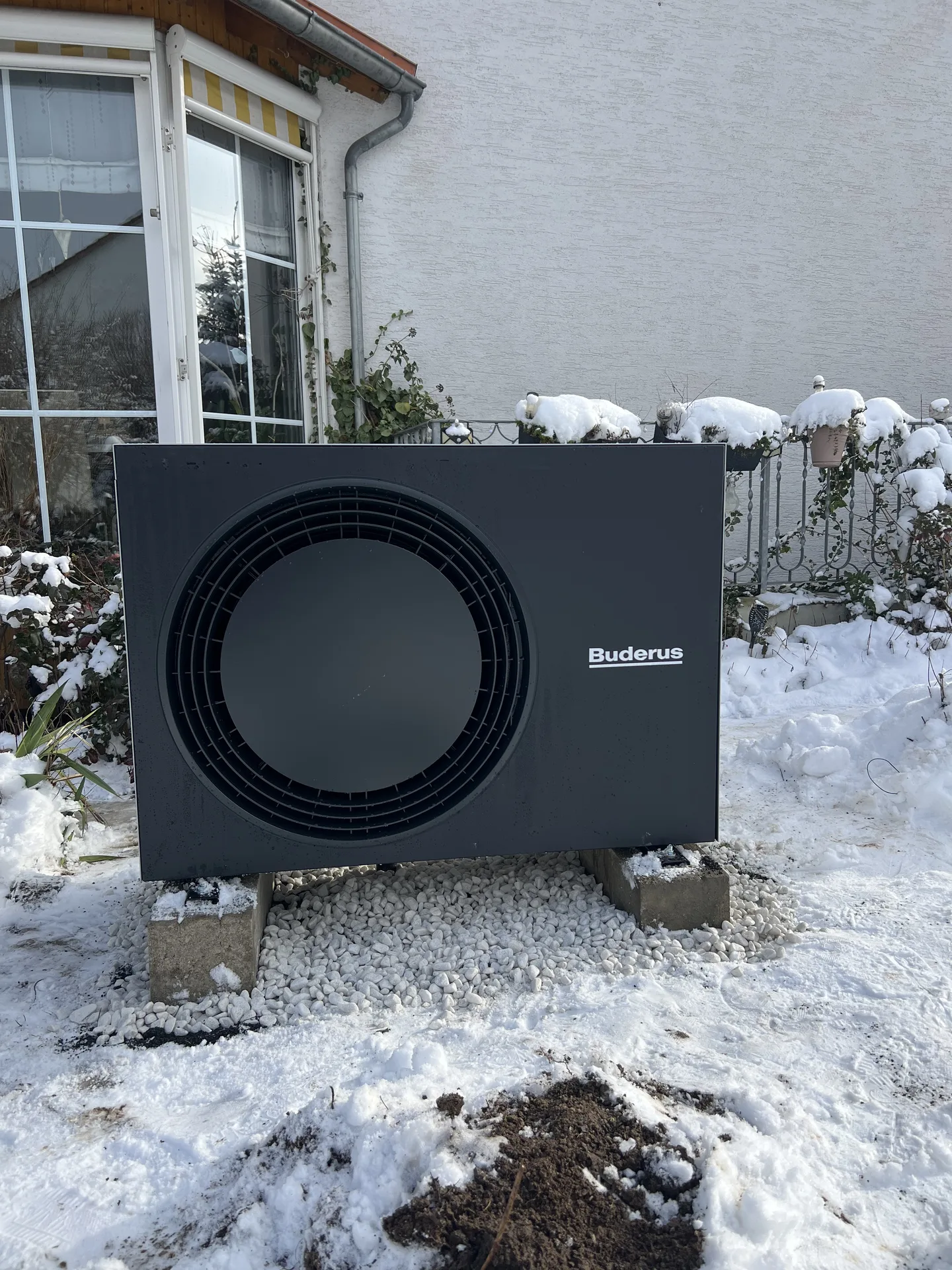 Buderus-Wärmepumpe Außeneinheit in Kassel – Thiessen Energy