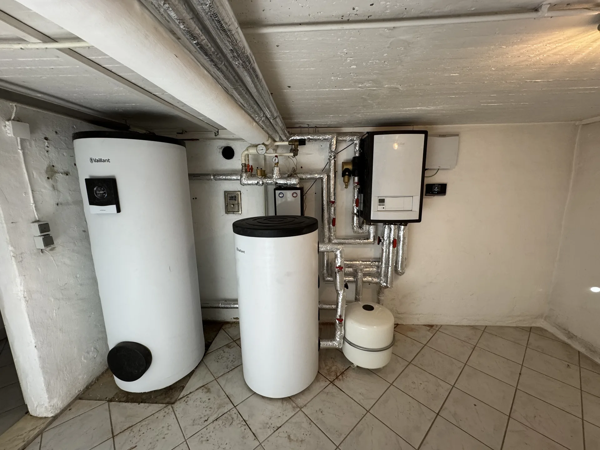 Heizraum mit Vaillant-Wandgerät und zwei Speichern