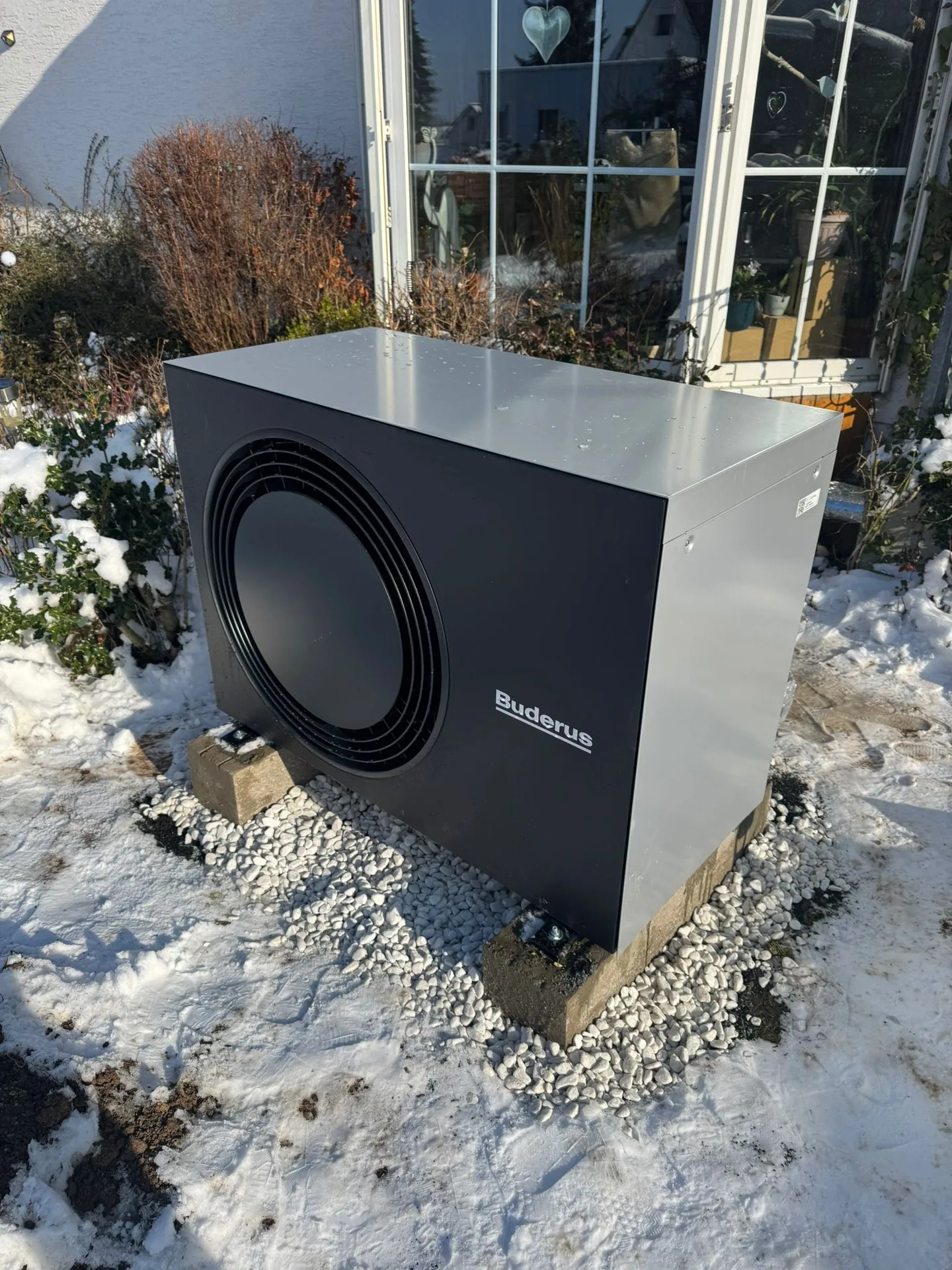 Buderus-Wärmepumpe Außeneinheit in Kassel – Thiessen Energy