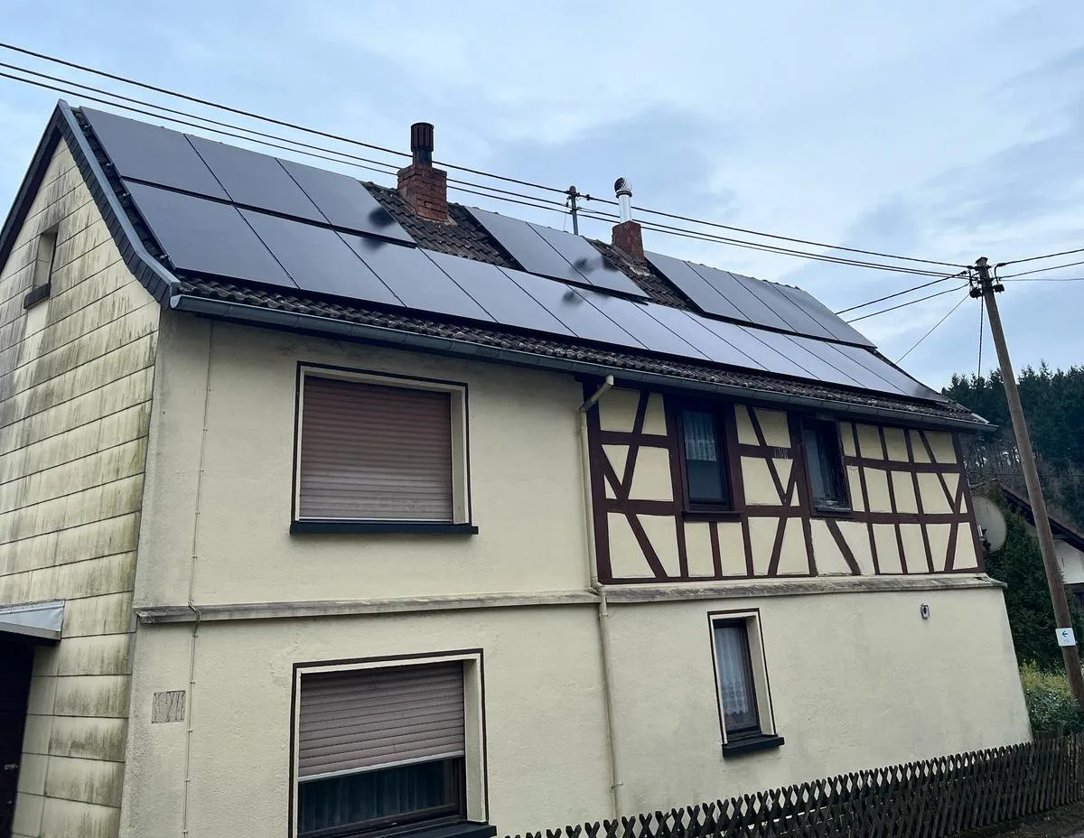 Solarmodule auf dem Satteldach eines Hauses mit Fachwerkgiebel in Oberraden im Westerwald