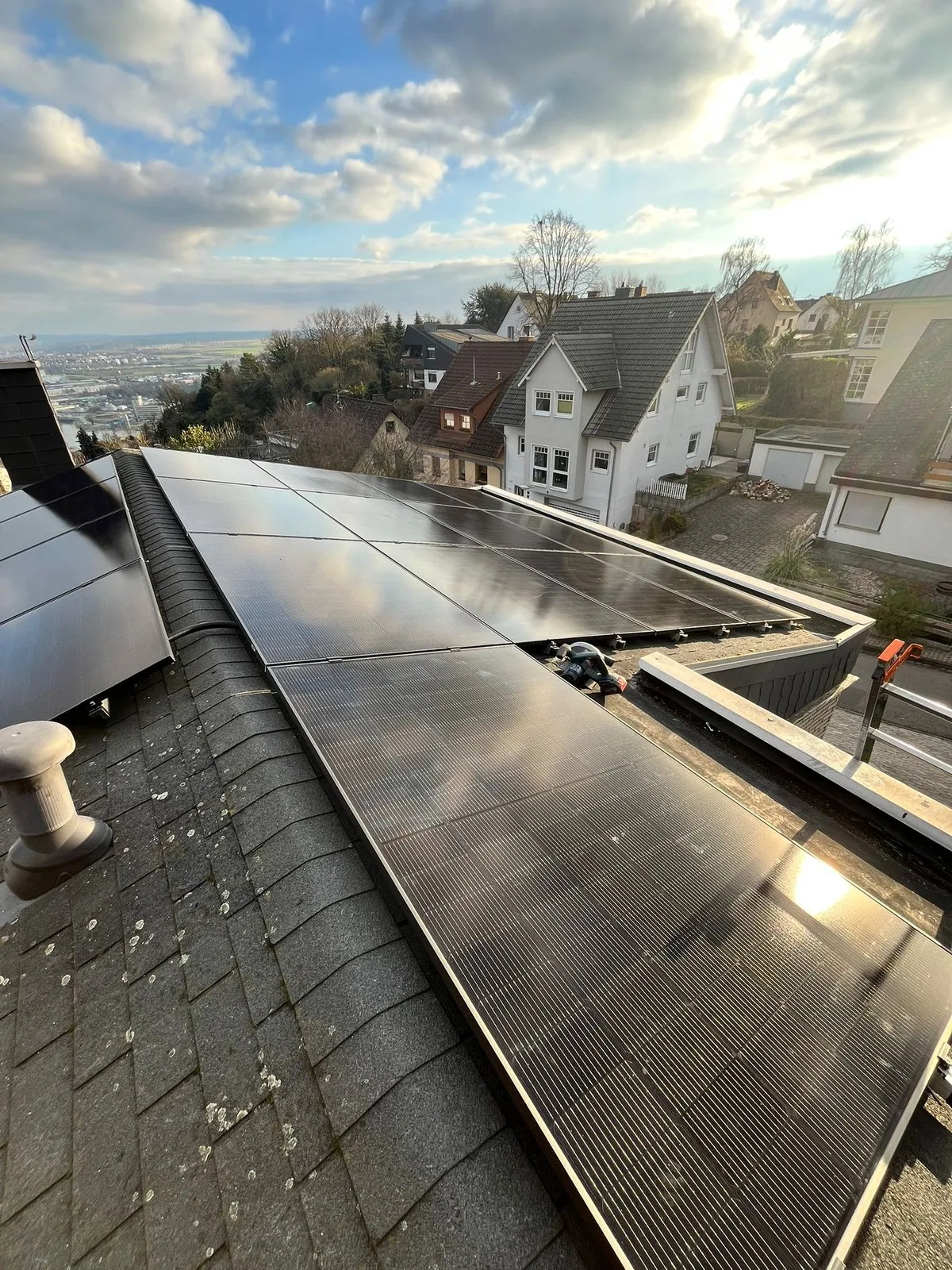 Solarmodule auf einem Schieferdach in Neuwied mit Blick über das Rheintal