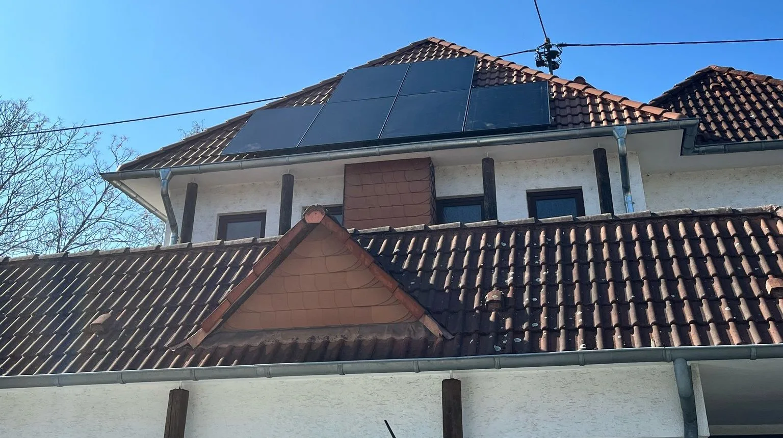 Solarmodule auf dem Ziegeldach eines Wohnhauses in Neuwied
