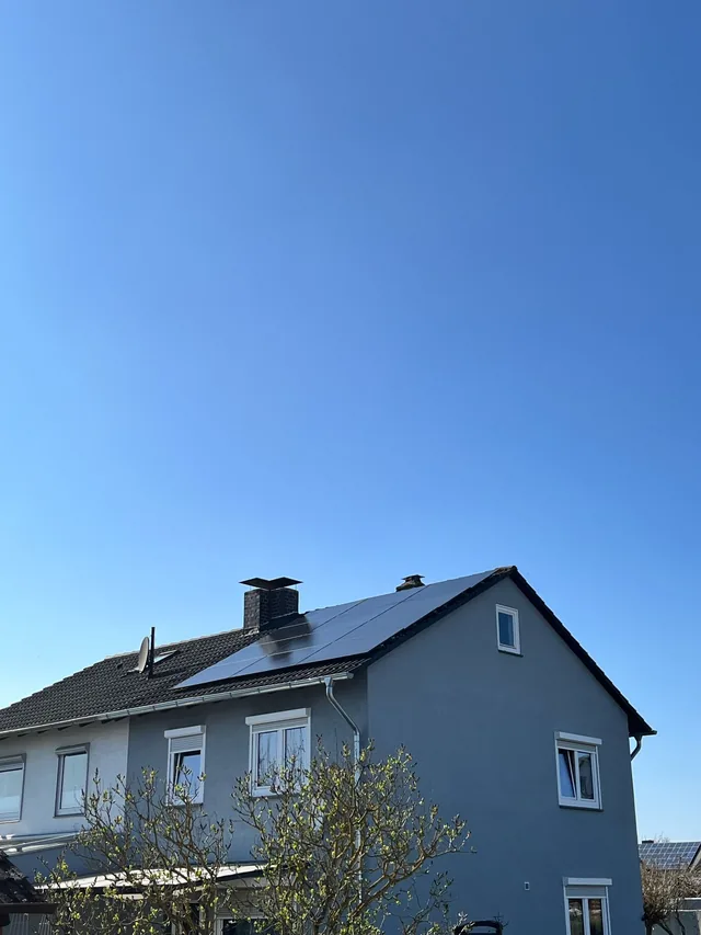 Photovoltaik-Anlage auf einem Dach in Baunatal