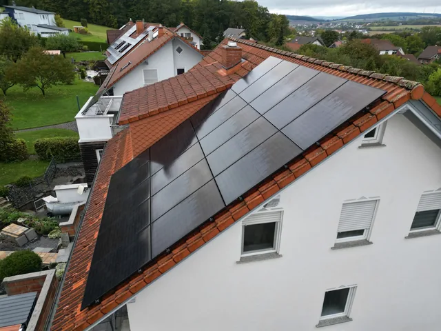 Photovoltaik-Anlage auf einem Dach in Eiterfeld