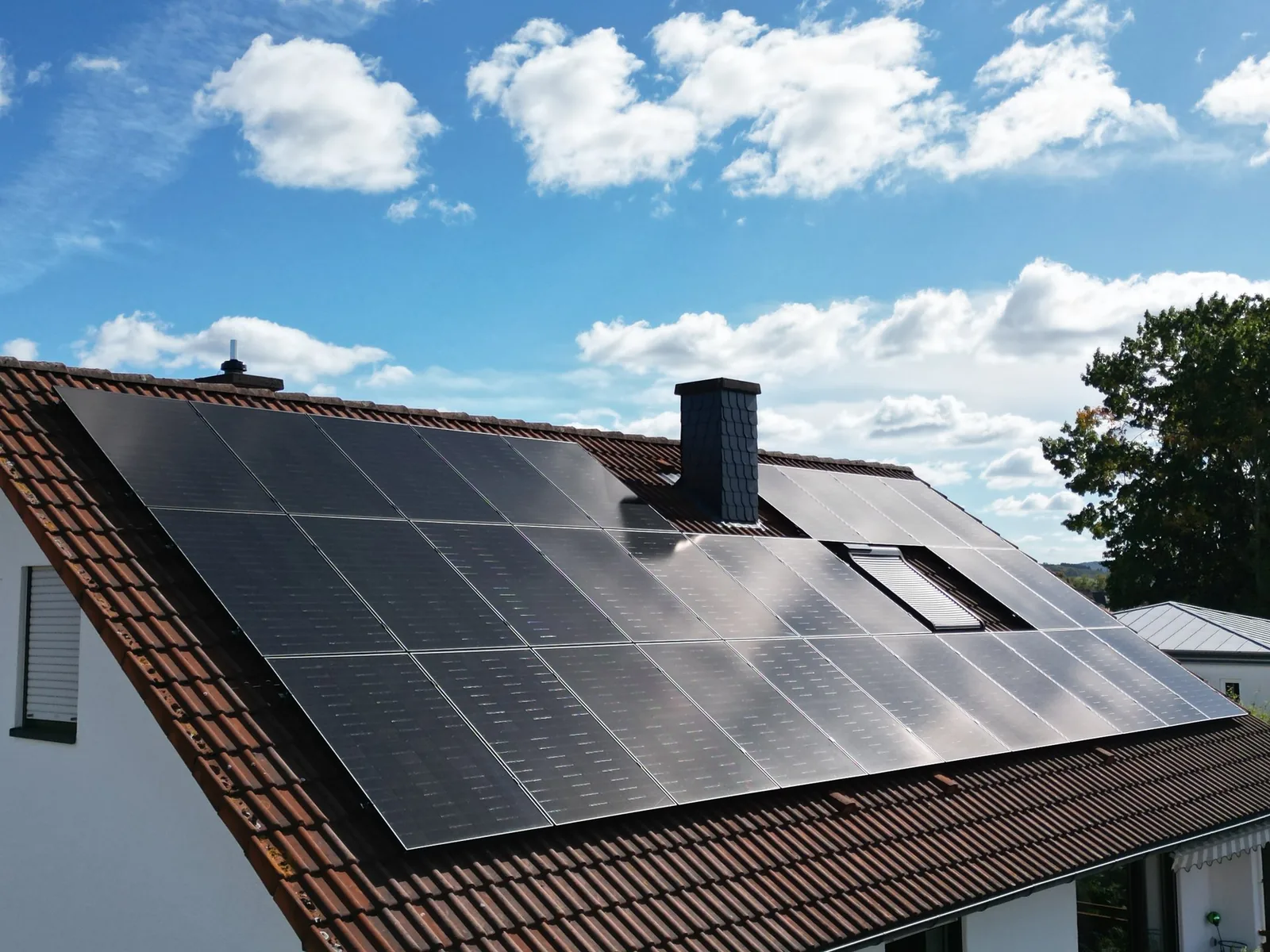 Photovoltaik-Anlage auf einem Satteldach, Drohnenaufnahme