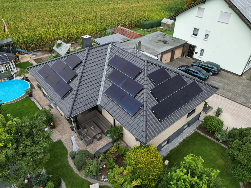 Photovoltaik-Anlage auf einem Dach in Niestetal