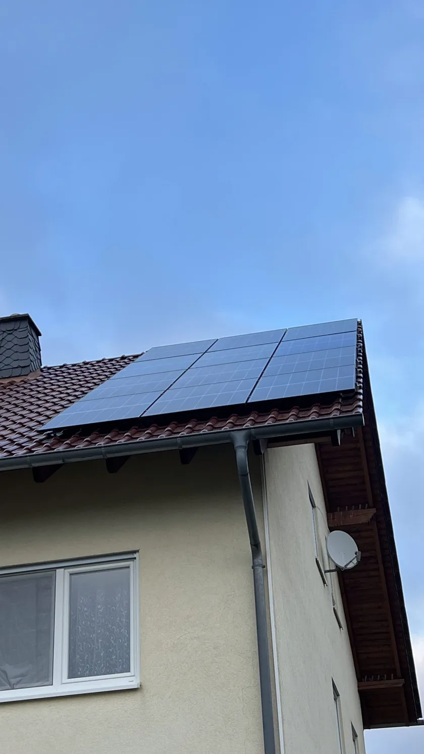 Photovoltaik-Anlage auf dem Dach eines Hauses in Wehretal