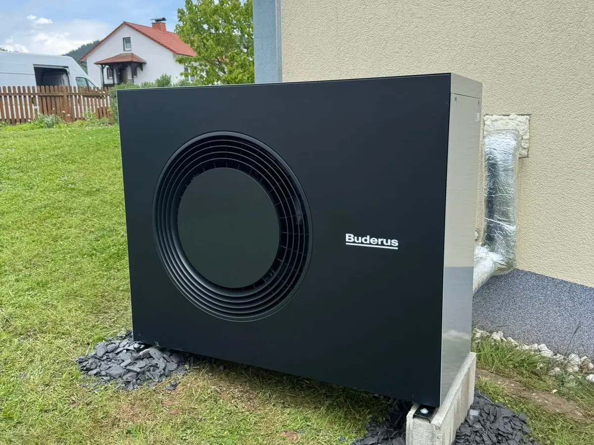 Buderus Wärmepumpen-Außeneinheit an einem Einfamilienhaus — installiert von Thiessen Energy