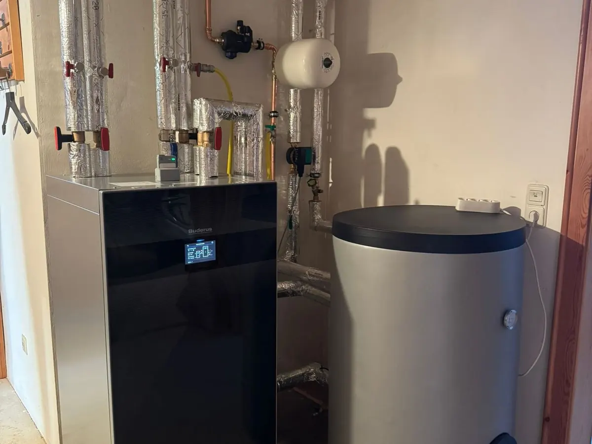 Buderus Wärmepumpe und Pufferspeicher im Heizungskeller — installiert von Thiessen Energy