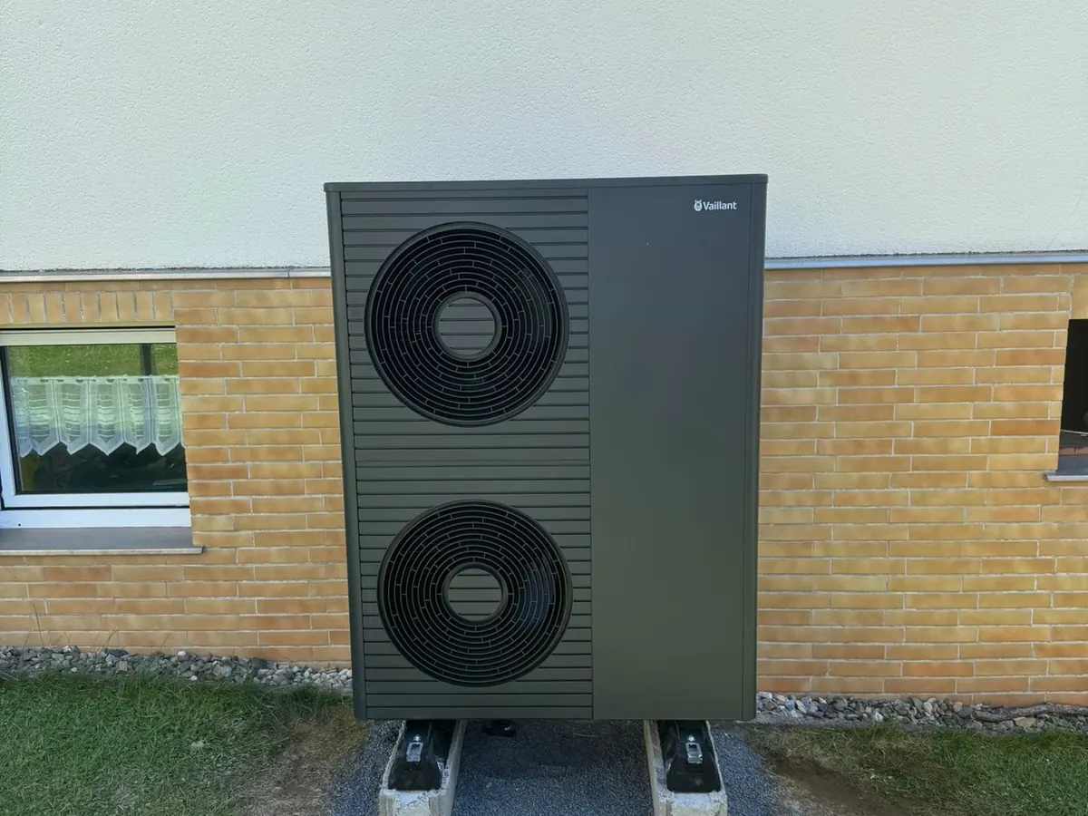Vaillant Wärmepumpen-Außeneinheit an einer Hauswand — installiert von Thiessen Energy