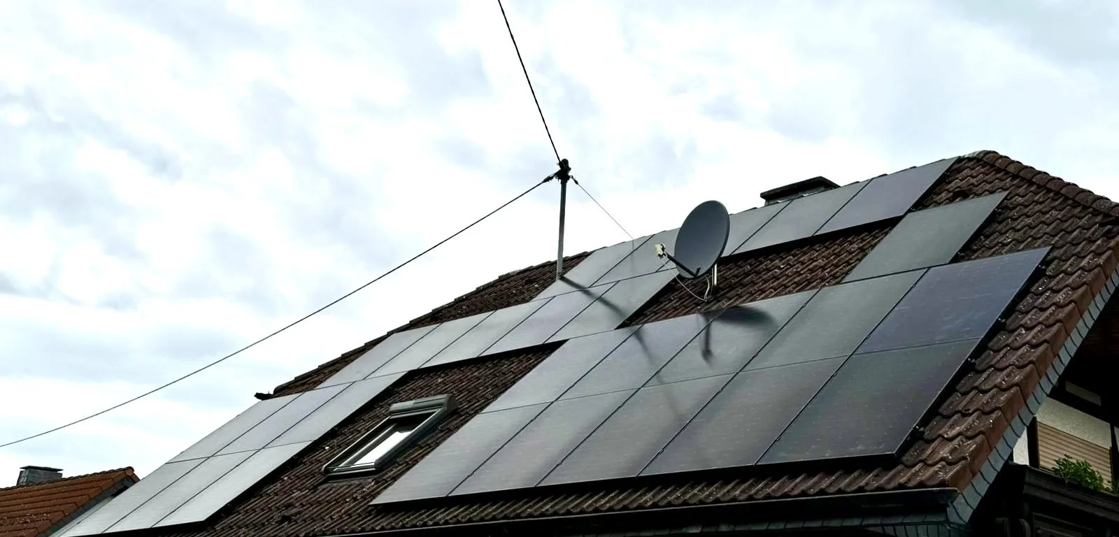 Schwarze Solarmodule auf einem Satteldach in Oberzissen im Landkreis Ahrweiler