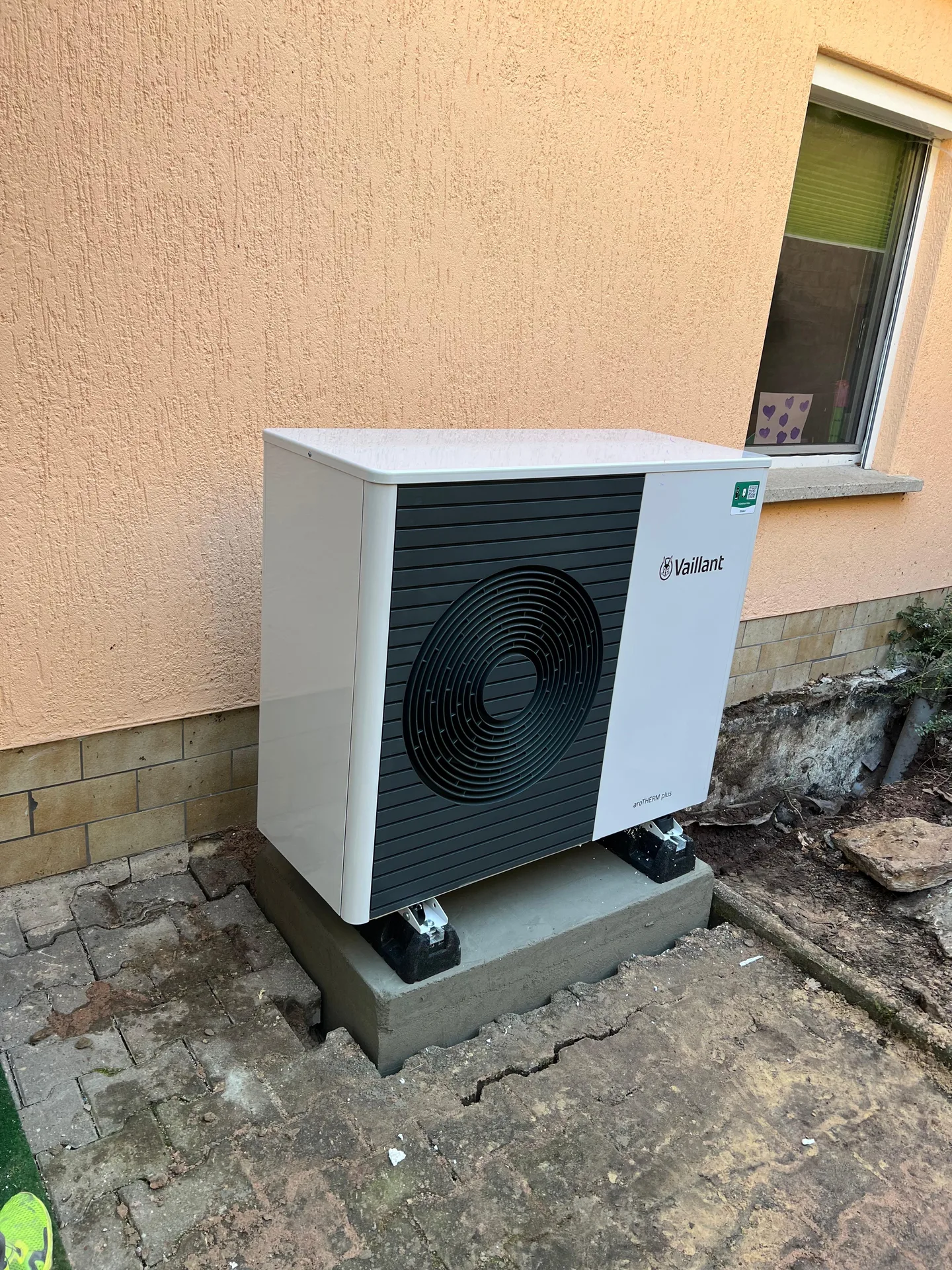 Vaillant-Wärmepumpe Außeneinheit an Einfamilienhaus