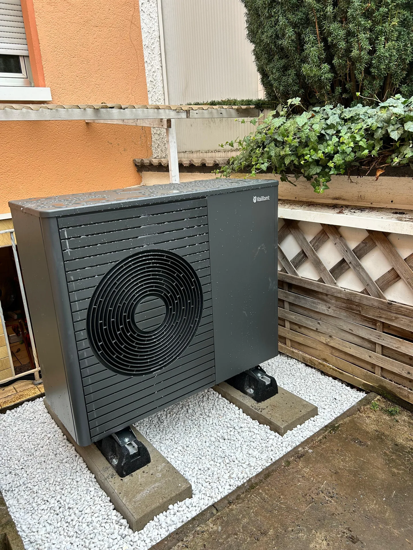 Vaillant aroTHERM Wärmepumpe Außeneinheit im Garten