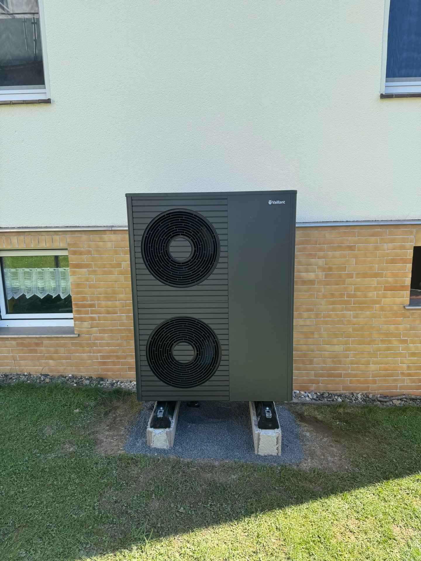 Vaillant Wärmepumpen-Außeneinheit an einer Hauswand — installiert von Thiessen Energy