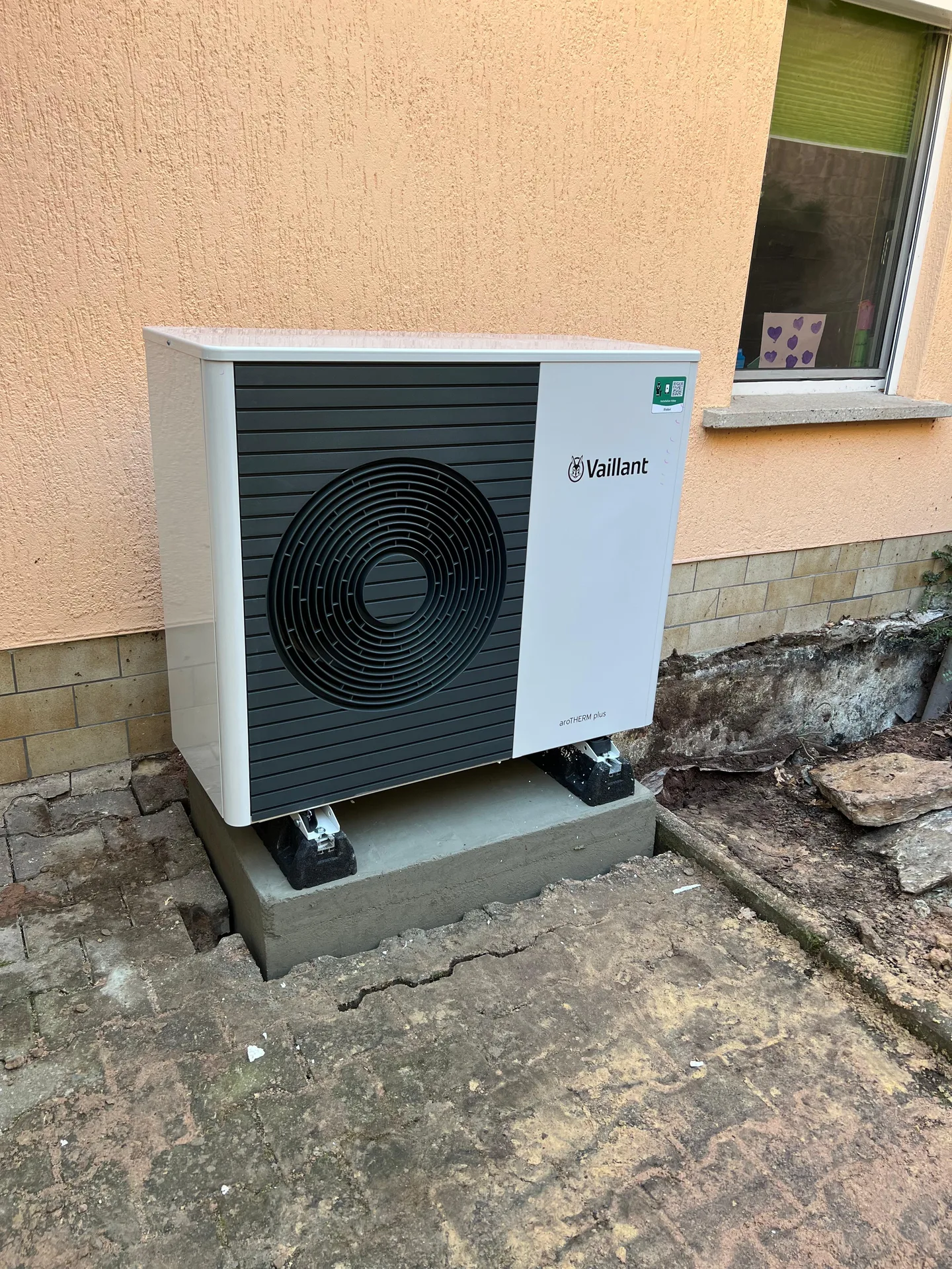 Vaillant-Wärmepumpe Außeneinheit frontal