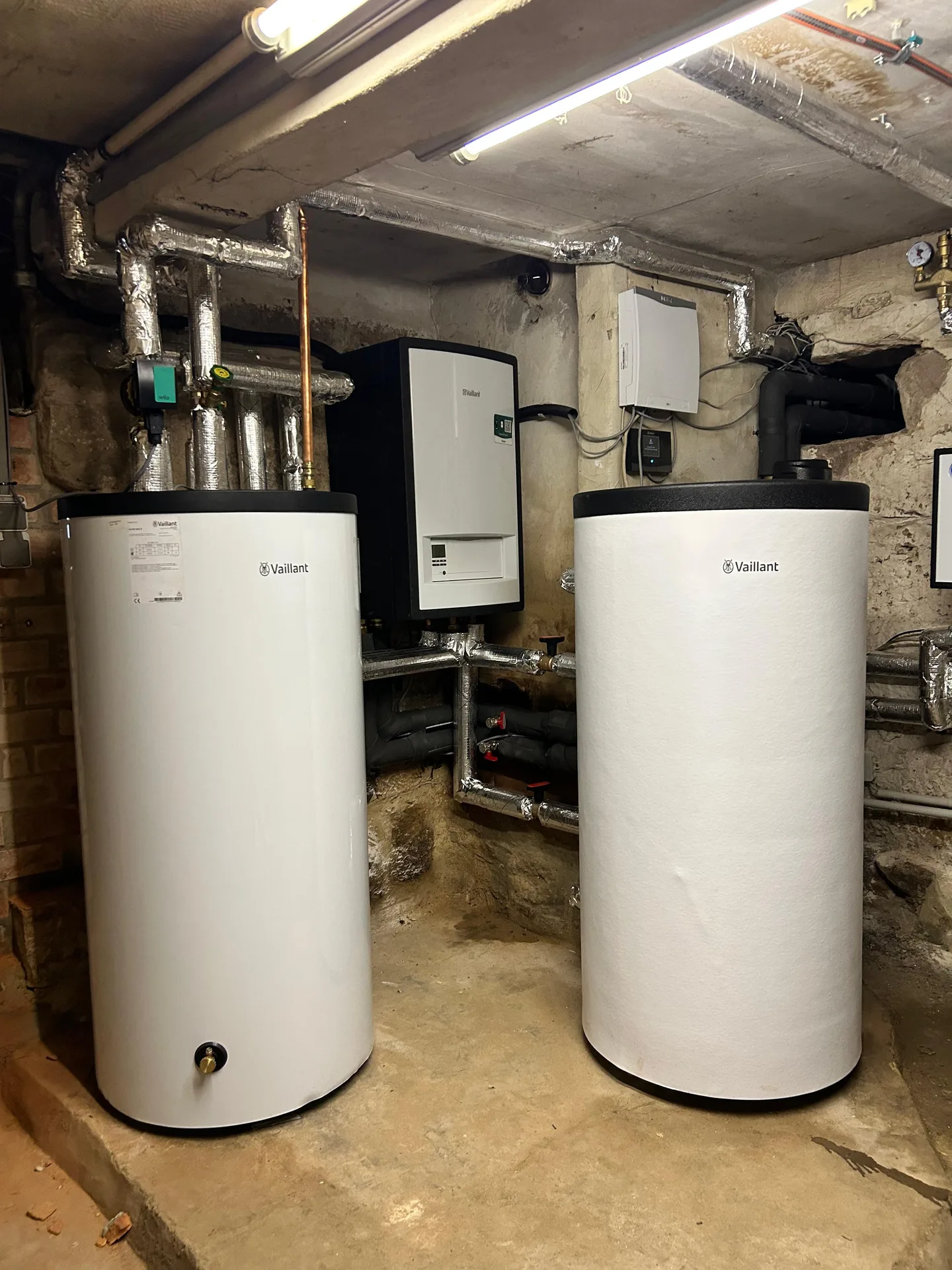 Vaillant-Wärmepumpe Außeneinheit nach Installation an Einfamilienhaus