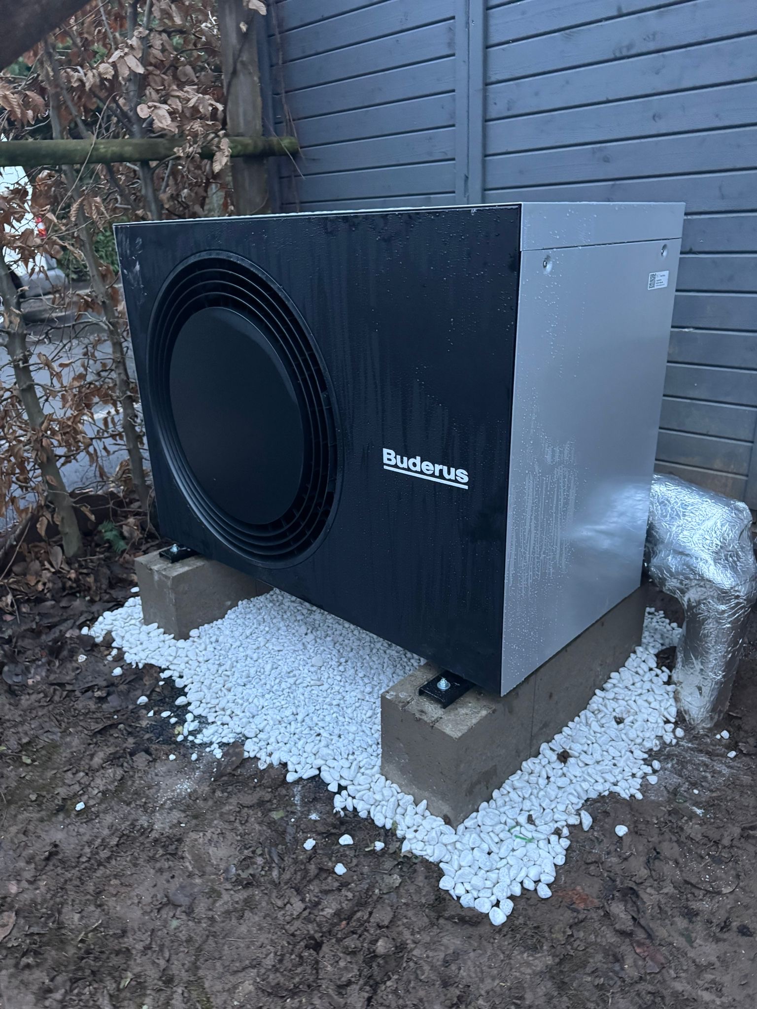 Buderus Wärmepumpe Außeneinheit mit Kiesbett