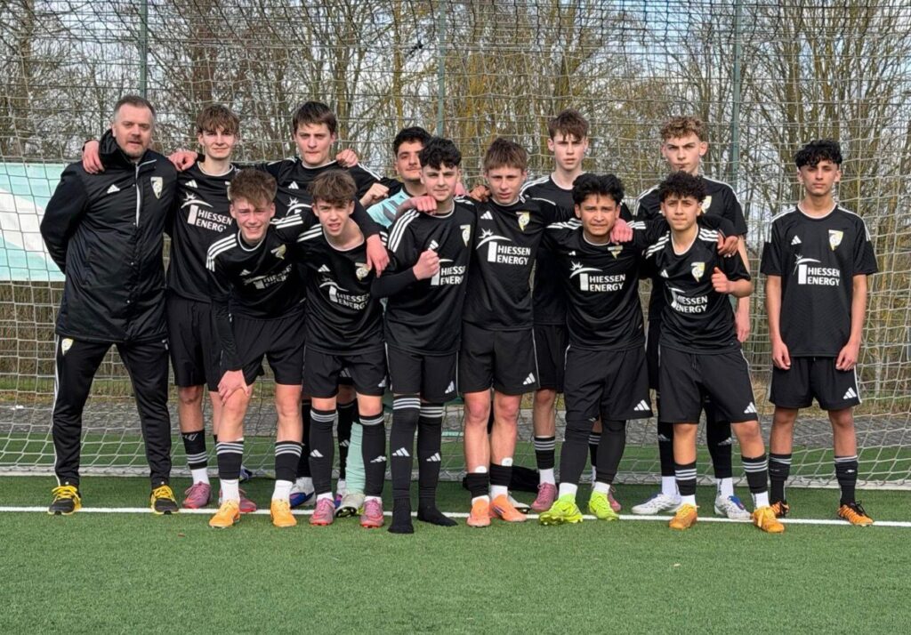 Mannschaftsfoto U16 1. SC Göttingen 05 mit Thiessen-Energy-Trikotsponsoring